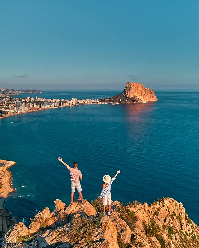 Pareja feliz observando el Peñón de Ifach en Calpe